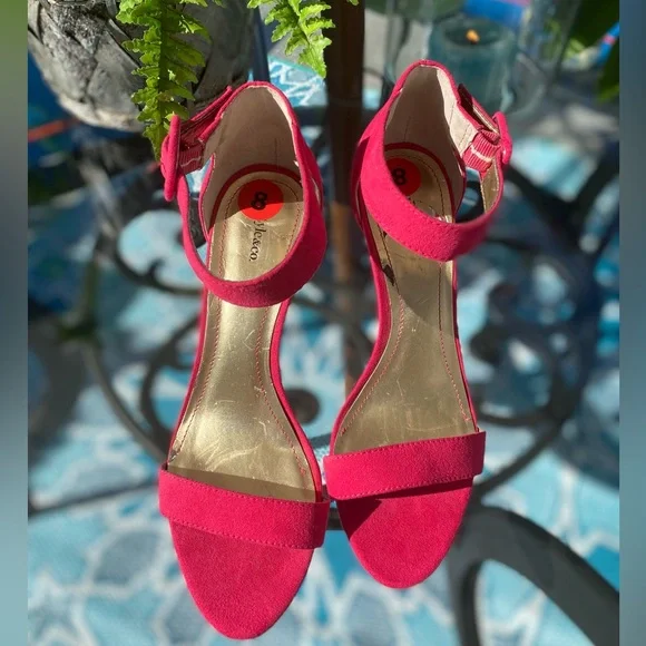 Hot Pink Heels. - Picture 2 of 6